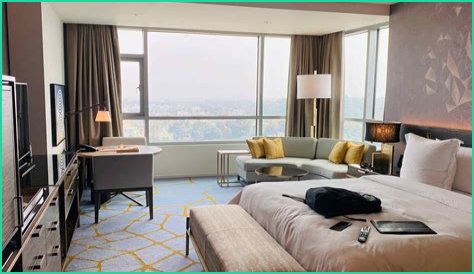 GMA's Lara Spencer's luxury foyer in her Connecticut home looks like a five star hotel