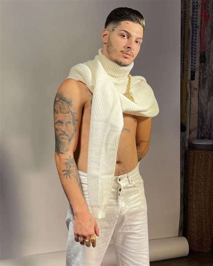 Rvfv Edad, altura, wikipedia, biografía, Novia/ Esposa, Fortuna, Pareja, hijos, estatura